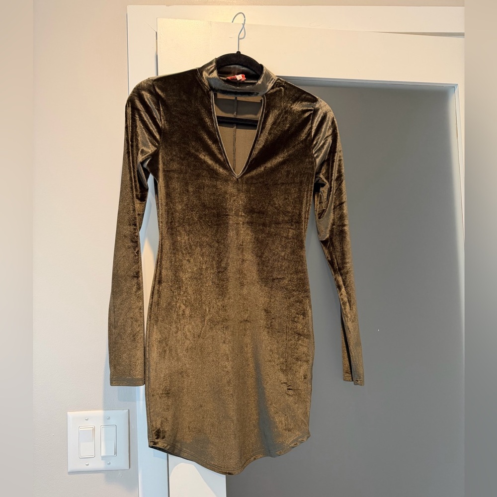 Elegant Velvet Long Sleeve Dress
